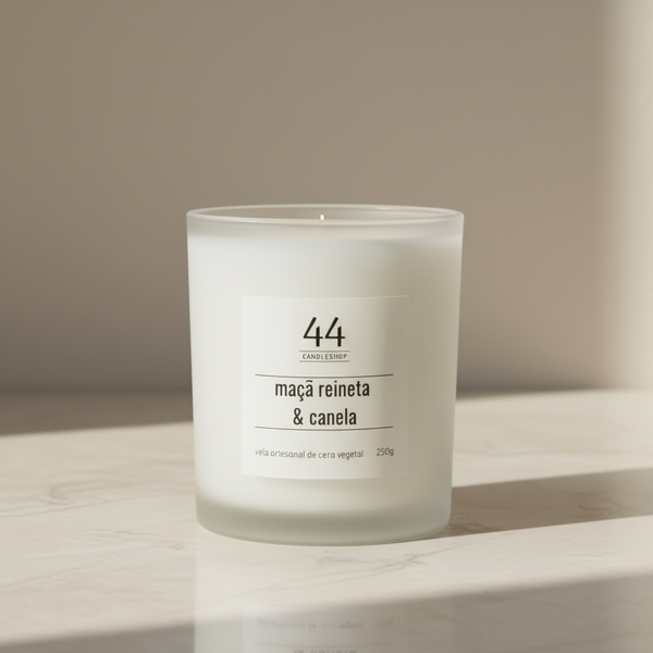 Vela aromática Premium de Maçã Reineta e Canela da 44 em copo de vidro fosco.