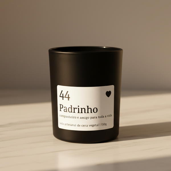 Vela aromática artesanal para padrinho em copo preto com aroma masculino e com rótulo “Padrinho”.