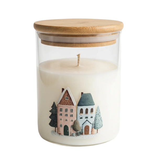Vela de Natal em copo de vidro com desenhos de casas e tampa de bambu, sobre fundo branco.