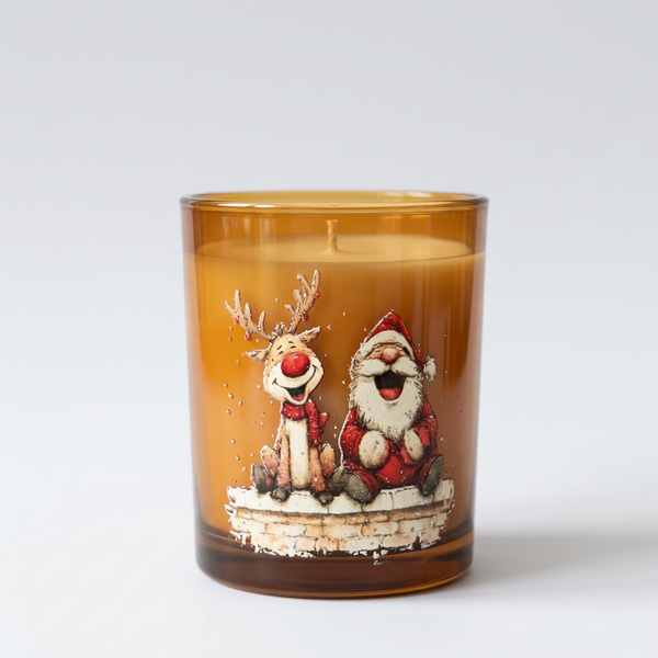 Vela em copo de vidro âmbar com desenho de Pai Natal e rena, sobre fundo claro.