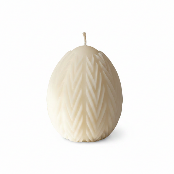 Vela aromática artesanal em formato de ovo com textura chevron, ideal para decoração de Páscoa e decoração de interiores.