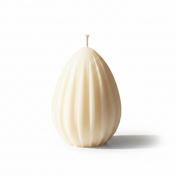 Vela decorativa artesanal minimalista em formato de ovo com ranhuras verticais, perfeita para decoração de Páscoa e ambientes modernos.