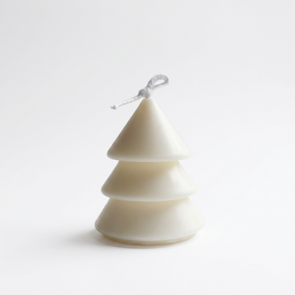 Vela decorativa em forma de pinheiro com três níveis arredondados, em cera de soja, sobre fundo branco.