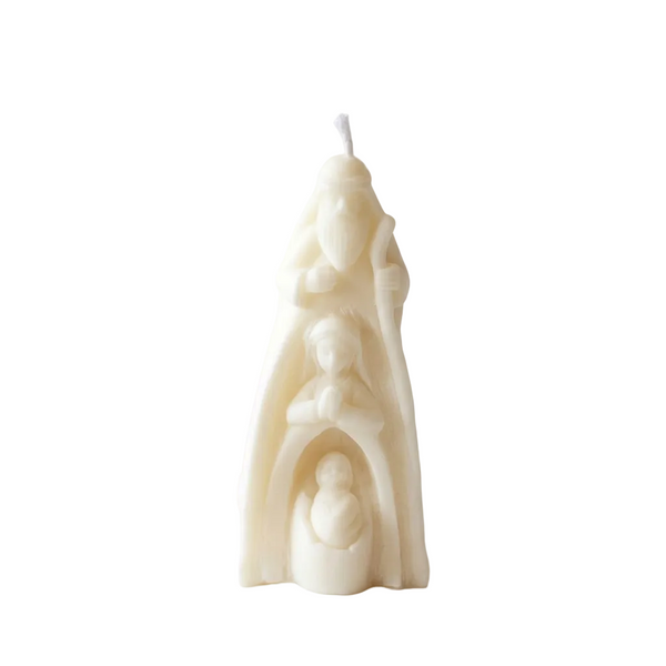 Vela decorativa Sagrada Família Alta em cera de soja, sobre fundo branco.